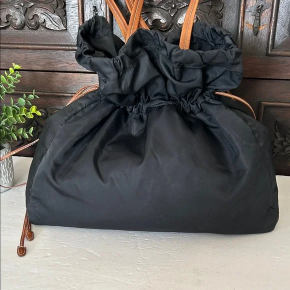 Beautiful Black and Tan Shoulder Bag - Picture 7 of 14